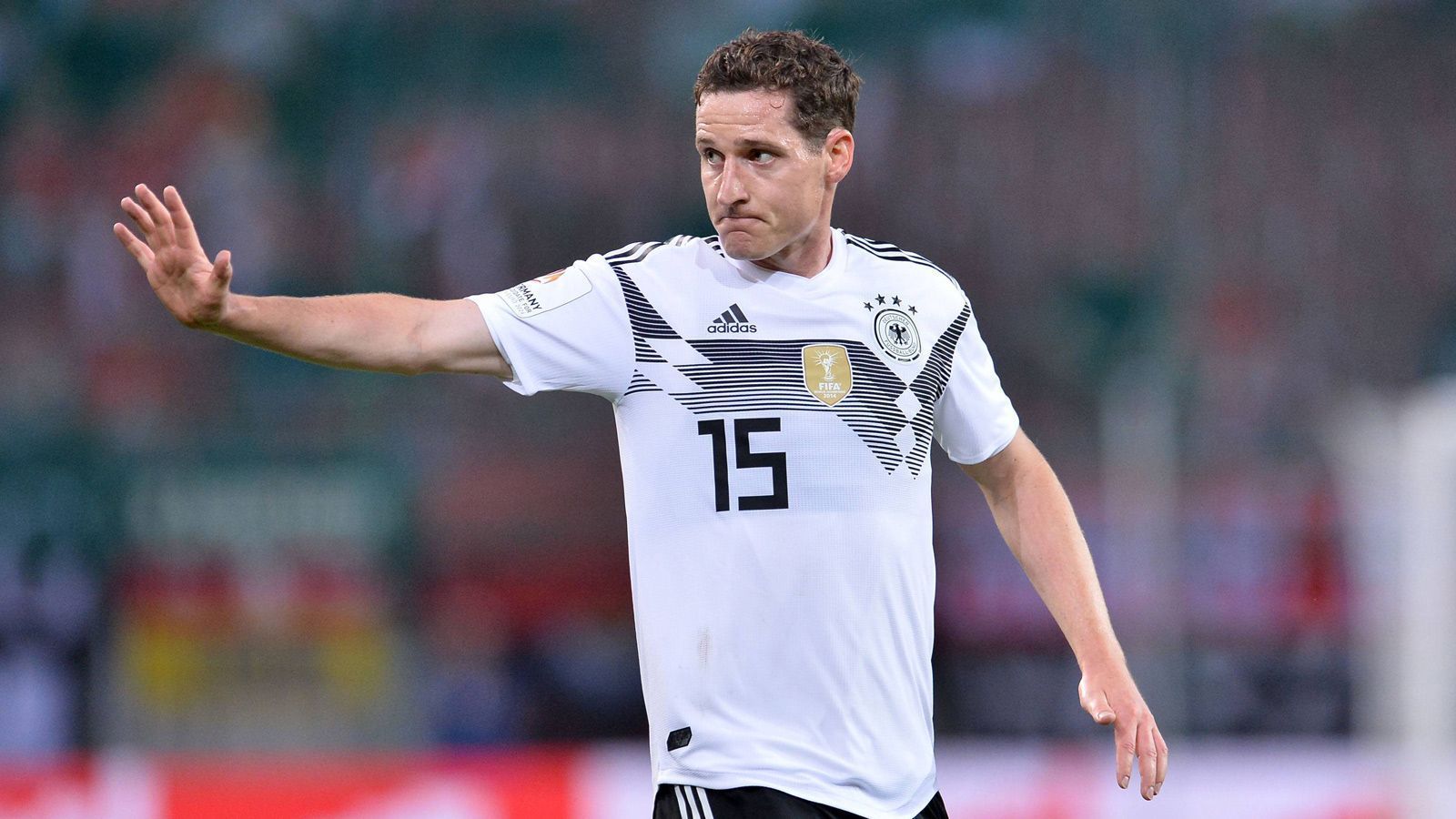 
                <strong>Sebastian Rudy (Mittelfeld)</strong><br>
                Schon seine Nominierung zur WM war umstritten. Das eigentlich einmal ausgelobte Leistungsprinzip wurde ad absurdum geführt, weil er ohne große Spielpraxis mit nach Russland reisen durfte - und dabei konnte er keinen Bonus wie Leistungsträger Manuel Neuer vorweisen. Nach seinem Wechsel zum FC Schalke muss Rudy nun erst einmal beweisen, dass er sich durchsetzen kann. Bis dahin haben andere Spieler eine Nominierung eher verdient. 
              