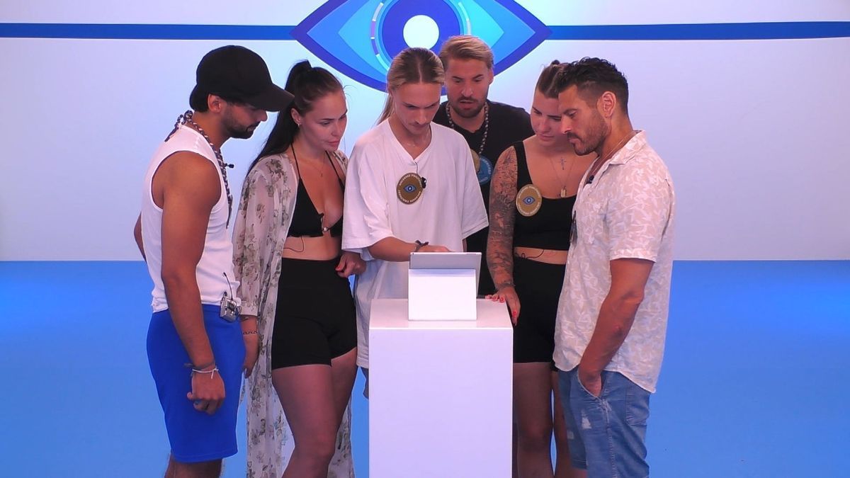 "Big Brother" 2024: 500 Euro extra Budget: (v.l.n.r.) Christian, Frauke, Benedikt, Marcus, Maja und Mateo freuen sich über zusätzliche Lebensmittel vor dem Finale.