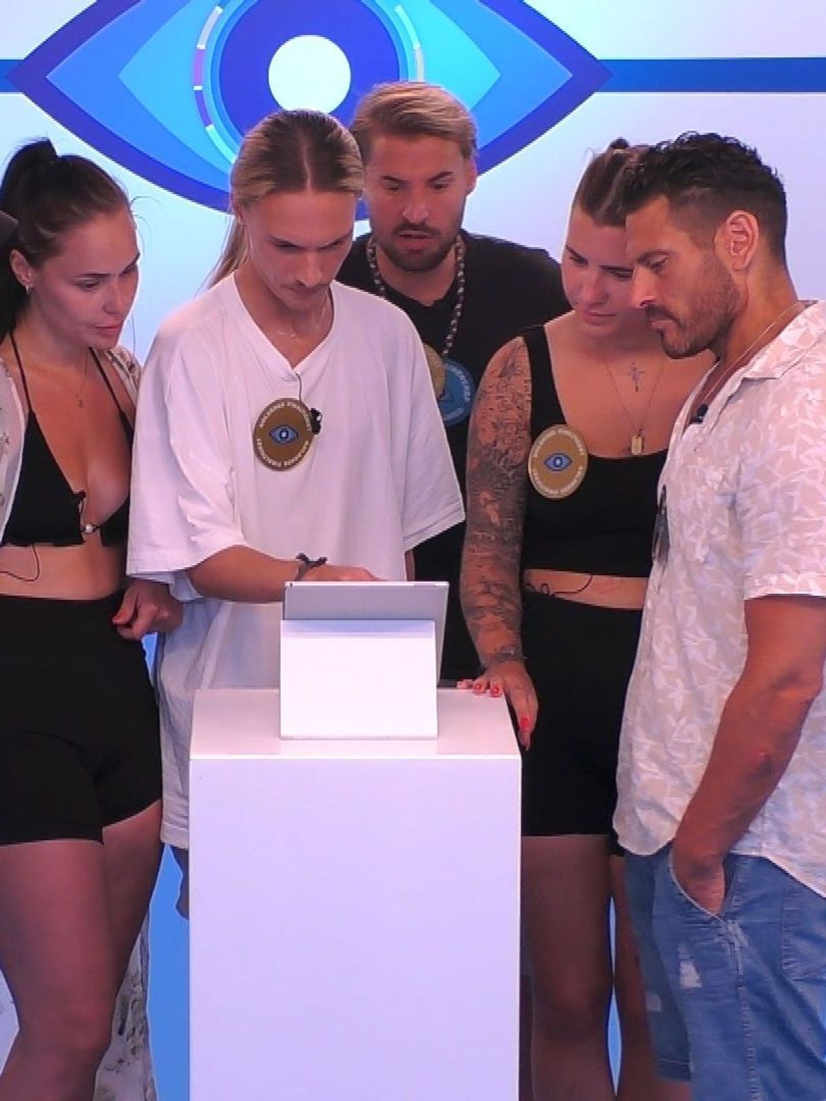 "Big Brother" 2024: 500 Euro extra Budget: (v.l.n.r.) Christian, Frauke, Benedikt, Marcus, Maja und Mateo freuen sich über zusätzliche Lebensmittel vor dem Finale.