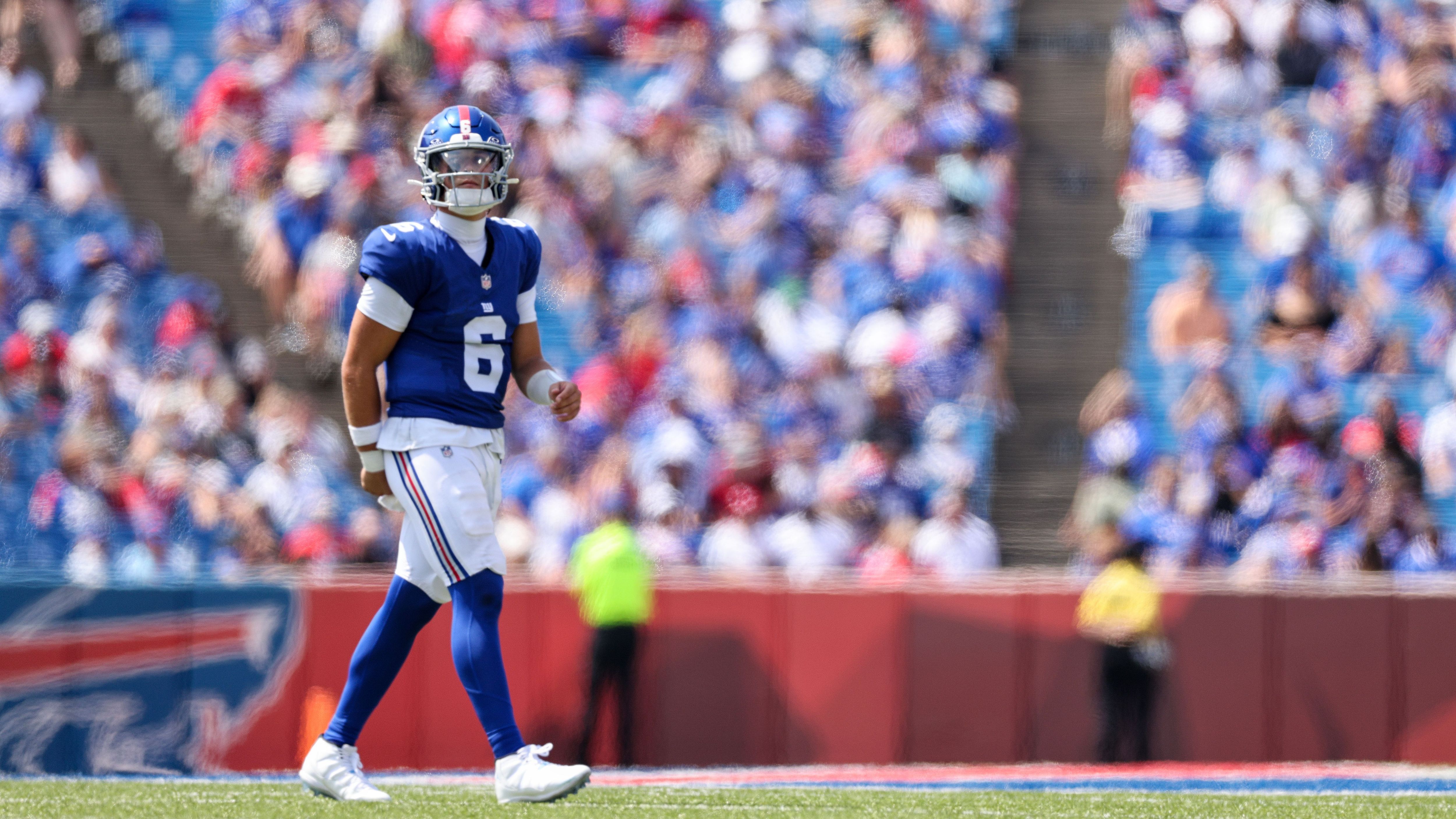 <strong>Jaxson Dart (New York Giants)</strong><br>Der 25. Pick des Drafts überzeugte bei seinem Giants-Debüt: 12/19 Pässe für 154 Yards und einen Touchdown, dazu drei Rushes über 24 Yards. Insgesamt trat er souverän auf, besonders in der Pocket – trotz einer Giants-O-Line, die nicht für starke Pass Protection bekannt ist.