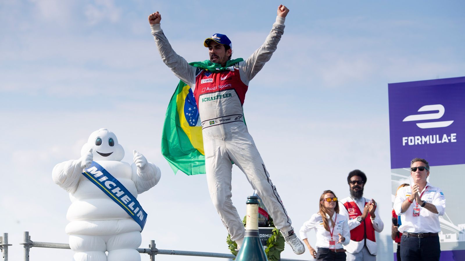 
                <strong>2016/17: Lucas di Grassi</strong><br>
                &#x2022; Brasilien - <br>&#x2022; Team: Renault e.dams -<br>&#x2022; Punkte: 181 (2.: Buemi, 157 - 3.: Rosenqvist, 127)<br>
              