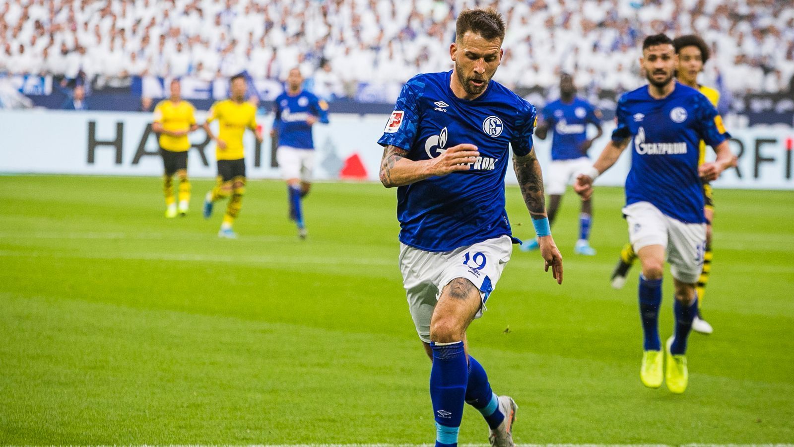 
                <strong>Guido Burgstaller (Schalke 04)</strong><br>
                Es ist ein typischer Burgstaller-Auftritt 2019/20: Der Österreicher rennt sich die Seele aus dem Leib, ist immer wieder anspielbar, ist vor dem Tor aber unsichtbar. Nur ein harmloser Torschuss von Burgstaller. ran.de-Note: 
              