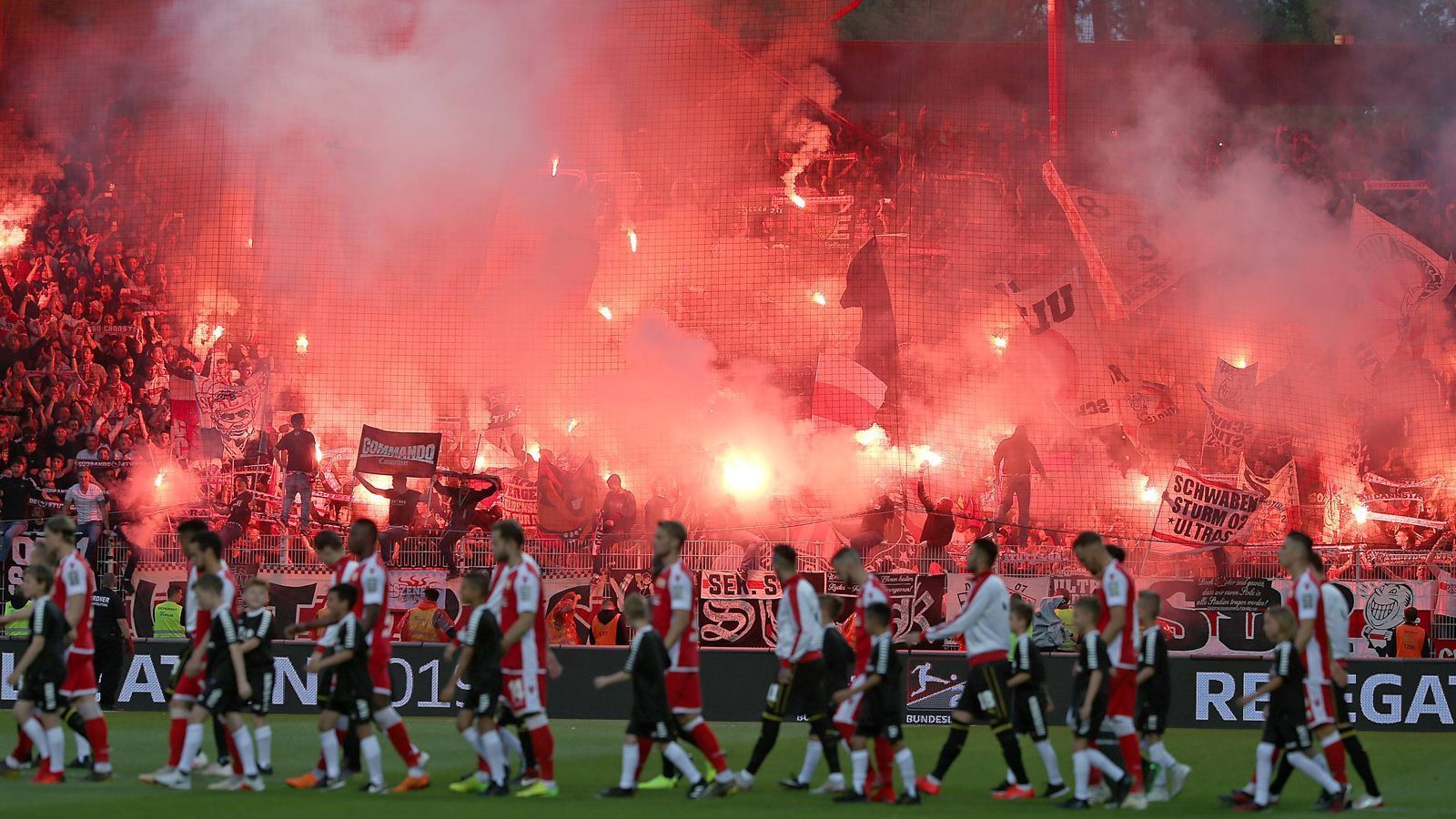 
                <strong>Die Alte Försterei wird zum Tollhaus</strong><br>
                Als die beiden Mannschaften den Platz dann betraten, entwickelte sich das Stadion zum Hexenkessel.
              