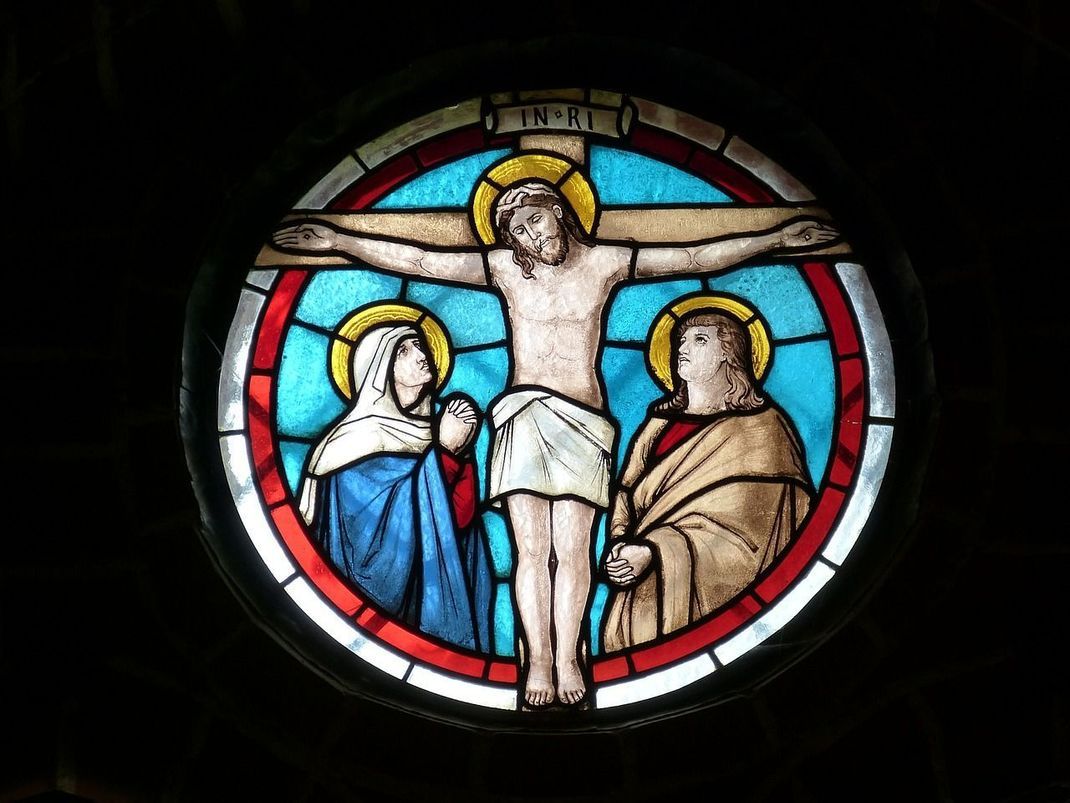 Traditionell wird die Kirche am Karsamstag nicht aufwendig geschmückt, erst an Ostern selbst zieren Blumen den Altar.