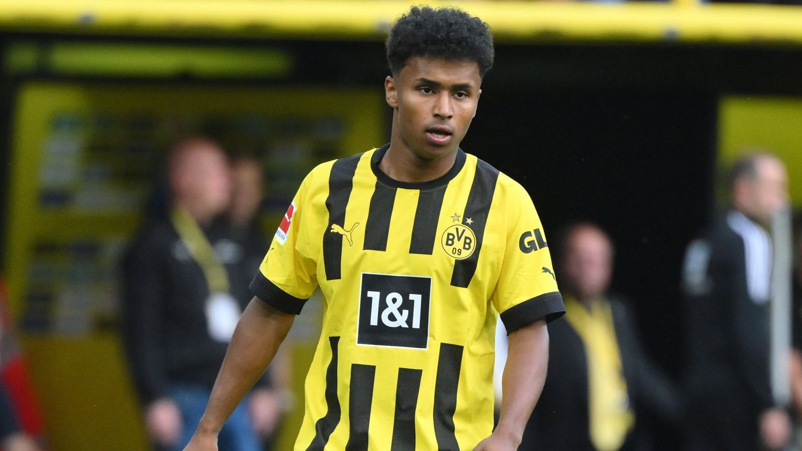 
                <strong>Karim Adeyemi</strong><br>
                Der Neuzugang der Dortmunder übernimmt nach seiner Einwechslung die rechte Außenbahn und spielt seinen Gegenspieler Stanisic einige Male schwindelig. Belebt das Offensivspiel des BVB, seine perfekte Flanke vor das Tor kann Anthony Modeste leider nicht verwerten. ran-Note: 2
              