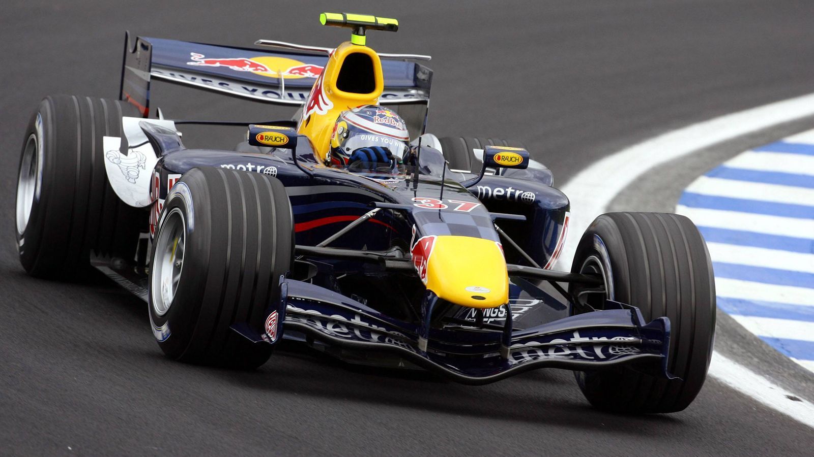 
                <strong>Red Bull RB2 (2006)</strong><br>
                Motor: Ferrari 2.4 V8Siege: -Punkte: 16WM-Rang: 7Fahrer: David Coulthard & Christian Klien/Robert Doornbos
              