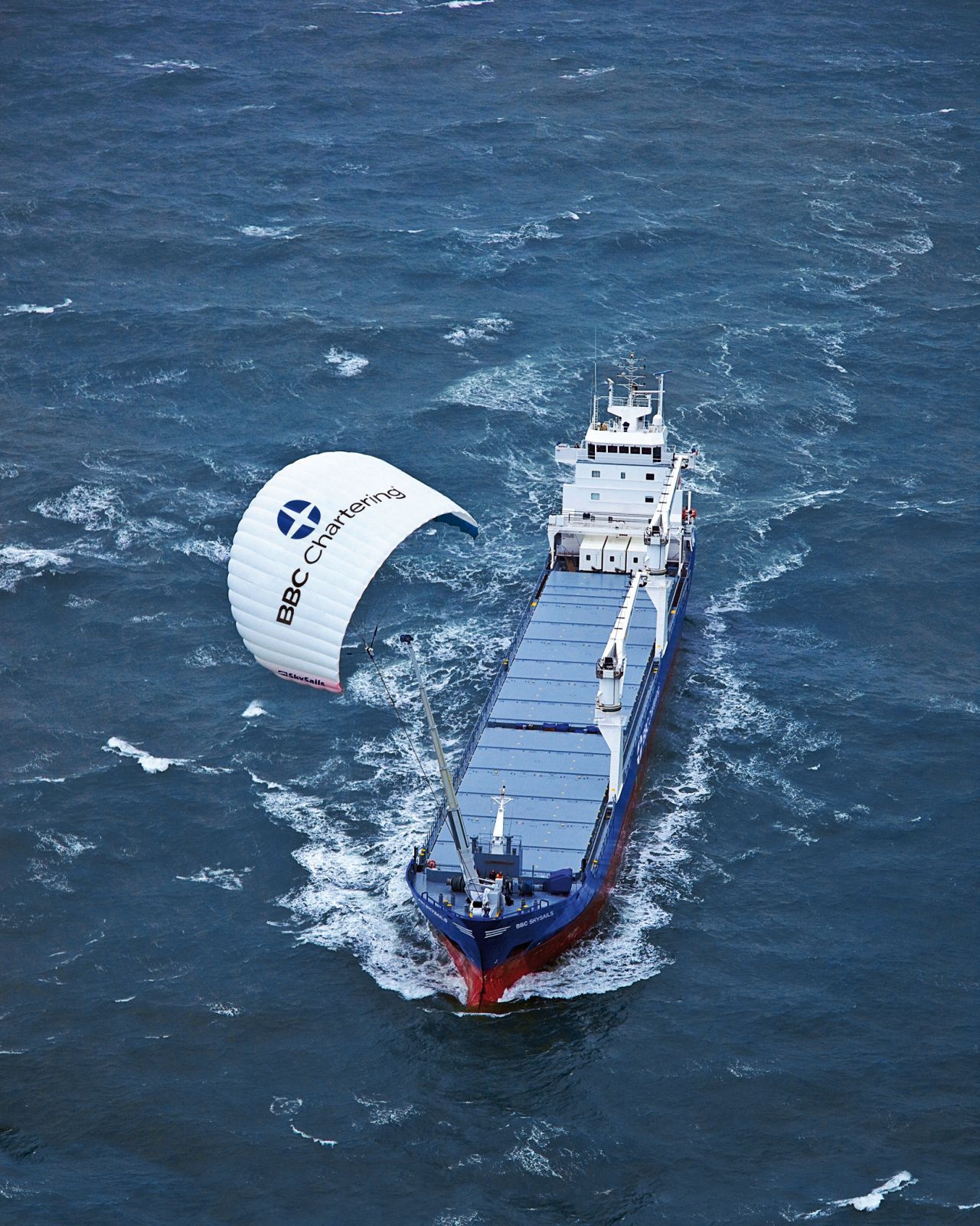 Mobile Energiegewinnung: Von der MS "BBC SkySails" startet der Zugdrachen, der über ein Seil mit einem Generator an Bord verbunden ist.