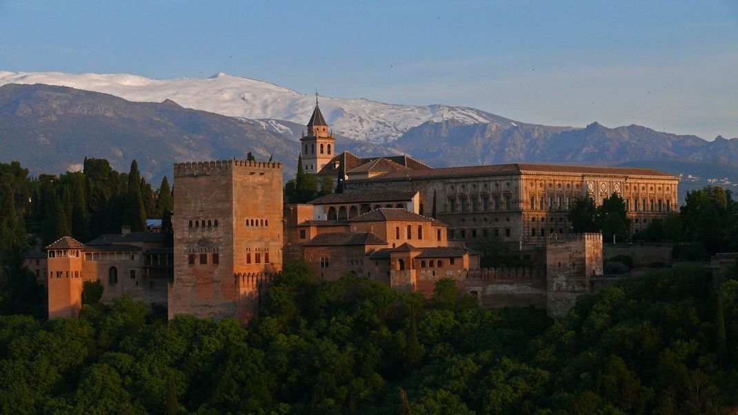 Historisches Kalifat in Europa: Die Stadtburg Alhambra im spanischen Granada ist Zeugnis der maurischen Herrschaft in Andalusien. Von 929 bis 1031 erstreckte sich das Kalifat von Cordoba über weite Teile Spaniens und Portugals.&nbsp;