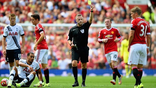 
                <strong>Schweinsteigers Debüt für Manchester United</strong><br>
                Ganze acht Minuten dauert es, bis Schweinsteiger die erste Gelbe Karte in der Premier League sieht. Er holt Chadli von den Beinen. Am Schluss darf der 31-Jährige einen 1:0-Sieg bejubeln. 
              