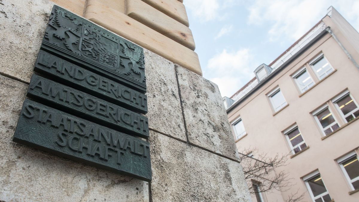 «Landgericht, Amtsgericht, Staatsanwaltschaft» steht auf einer Tafel am Justizgebäude in Regensburg. 