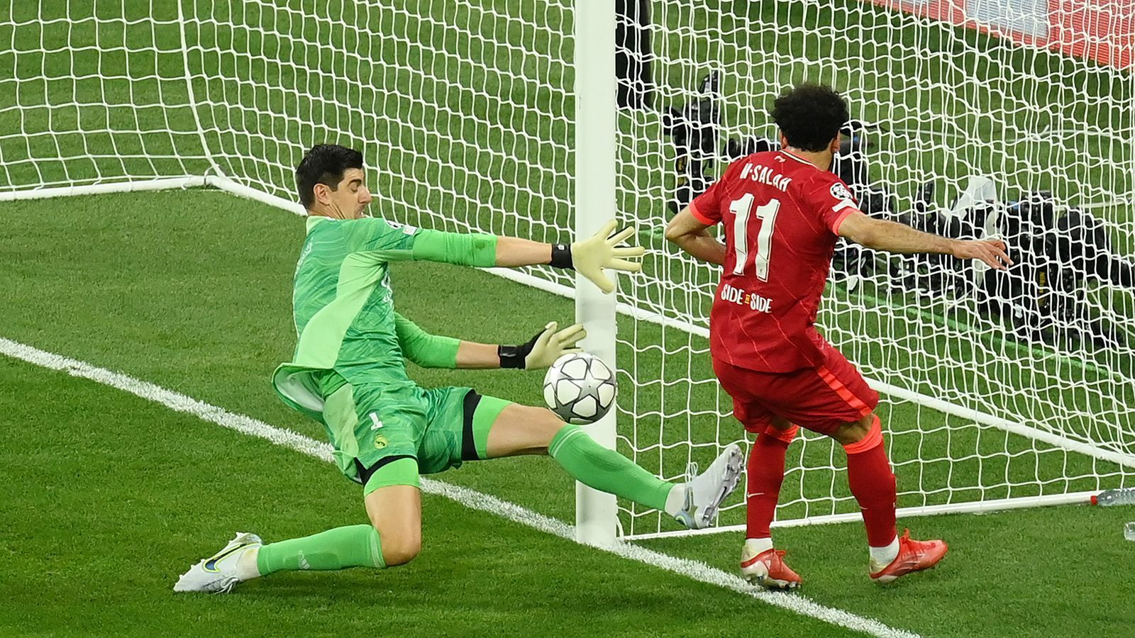 
                <strong>Torwart: Thibaut Courtois (Real Madrid)</strong><br>
                Thibaut Courtois setzte seiner starken Spielzeit mit einer bärenstarken Leistung im Finale der Champions League die Krone auf. Der Zwei-Meter-Mann parierte insgesamt neun Schüsse der Liverpooler und rettete Madrid mehrfach vor einem Gegentor. Auch in der Liga überzeugte der belgische Schlussmann: In 36 Spielen kassierte er 29 Gegentreffer (auch dank Reals starker Abwehr) und in 16 Partien musste er erst gar nicht hinter sich greifen, die "Königlichen" gewannen zu Null.
              