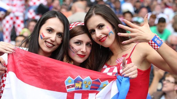 
                <strong>Fans Kroatien</strong><br>
                Die weiblichen - und natürlich auch männlichen - Anhänger Kroatiens dürfen sich über die Qualifikation ihrer Helden fürs Achtelfinale freuen.
              
