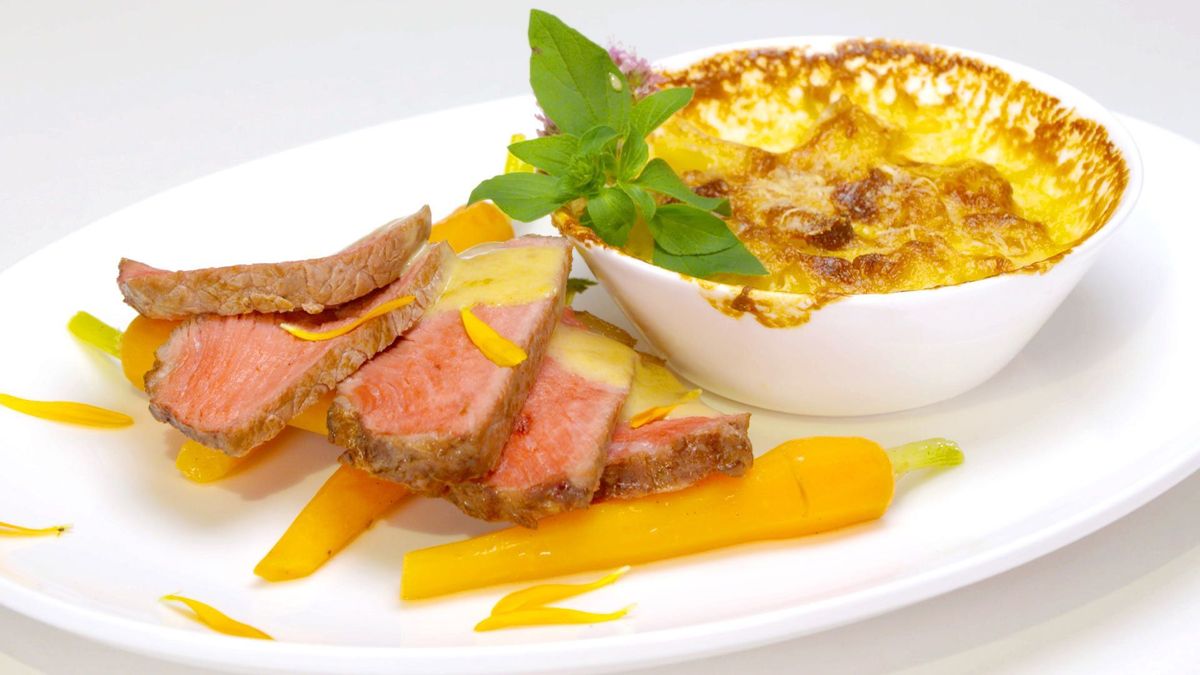 Entrecôte double mit Béarnaise Espuma, Lauch – Kartoffelgratin, Orangen – Vanille Karotten Mango – Mascarpone Dessert