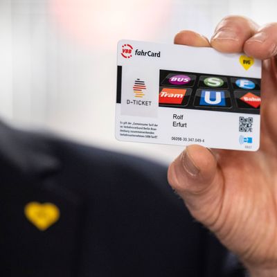 Ein Deutschlandticket der Berliner Verkehrsbetriebe wird in einer Hand gehalten.
