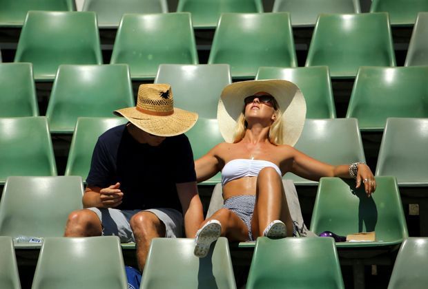 
                <strong>MelBURN: So heiß laufen die Australian Open</strong><br>
                Schöner brutzeln: Auch wenn gerade kein Spiel läuft, bieten die Tribünen in Melbourne perfekte Plätze - zum Sonnenbaden.
              