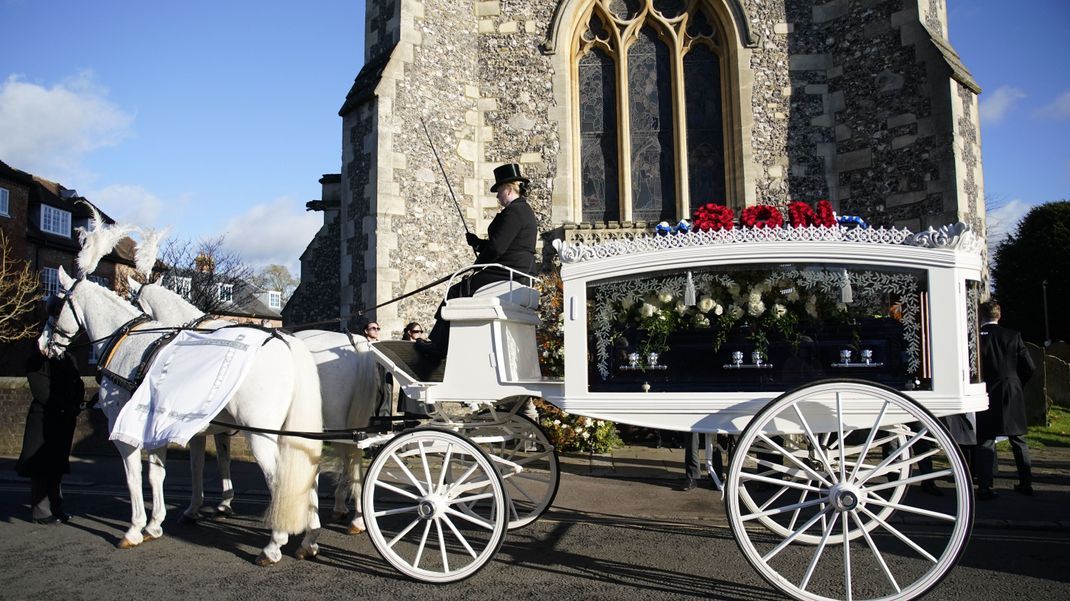 Eine Pferdekutsche mit dem Sarg von Liam Payne kommt zur Trauerfeier für den One Direction-Sänger in der St. Mary's Church in Amersham, Buckinghamshire, an. 