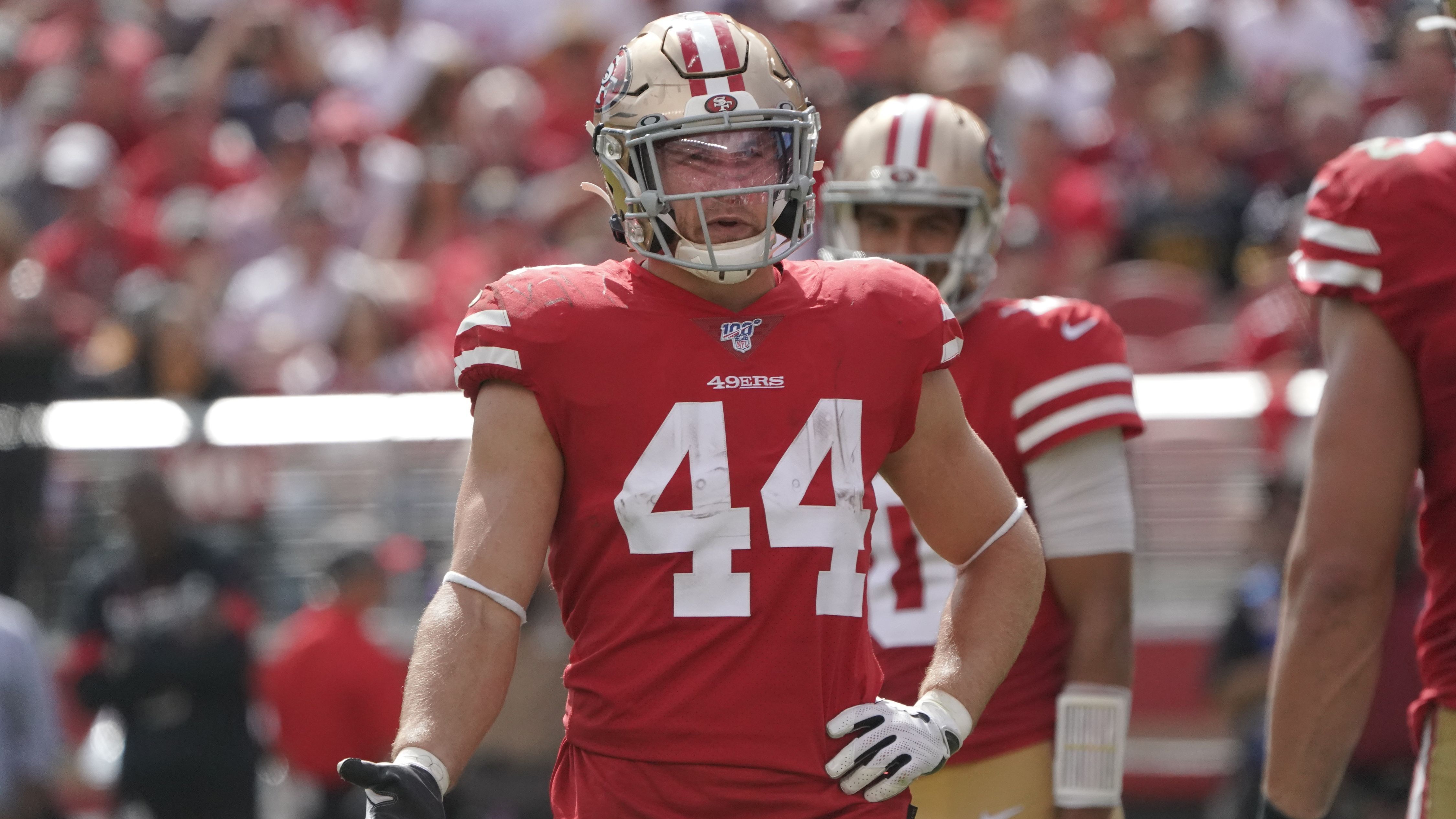 
                <strong>Kyle Juszczyk (stellvertretend für alle Fullbacks)</strong><br>
                Direkt nach Bekanntgabe des 55 Spieler umfassenden 2010 All-Decade Teams merkte Fullback Kyle Juszczyk von den San Francisco 49ers auf und kommentierte einen Post von NFL-Insider Ian Rapoport vielsagend mit den Worten: "Im zurückliegenden Jahrzehnt haben wohl keine Fullbacks gespielt." Bereits im vergangenen Jahr wurde berichtet, dass Fullbacks wohl nicht mehr einzeln in der Wertung aufgeführt und stattdessen durch eine Flex-Position ersetzt werden. Und die Vermutung sollte sich bewahrheiten. Folglich gab es keinen Nachfolger von Lorenzo Neal, der ins 2000er Team gewählt wurde. Da der Fullback aber weiterhin eine existierende Postion in der Liga ist, die zwar seltener genutzt und häufig gar als vom Aussterben bedroht bezeichnet wird, wäre eine Nennung im besten Team des Jahrzehnts nur folgerichtig gewesen. In diesem Fall hätten wohl Juszczyk oder Mike Tolbert die größten Chancen auf die Wahl gehabt. Der Vollständigkeit halber muss man aber anmerken: Auch Long Snapper wurden nicht aufgeführt.
              