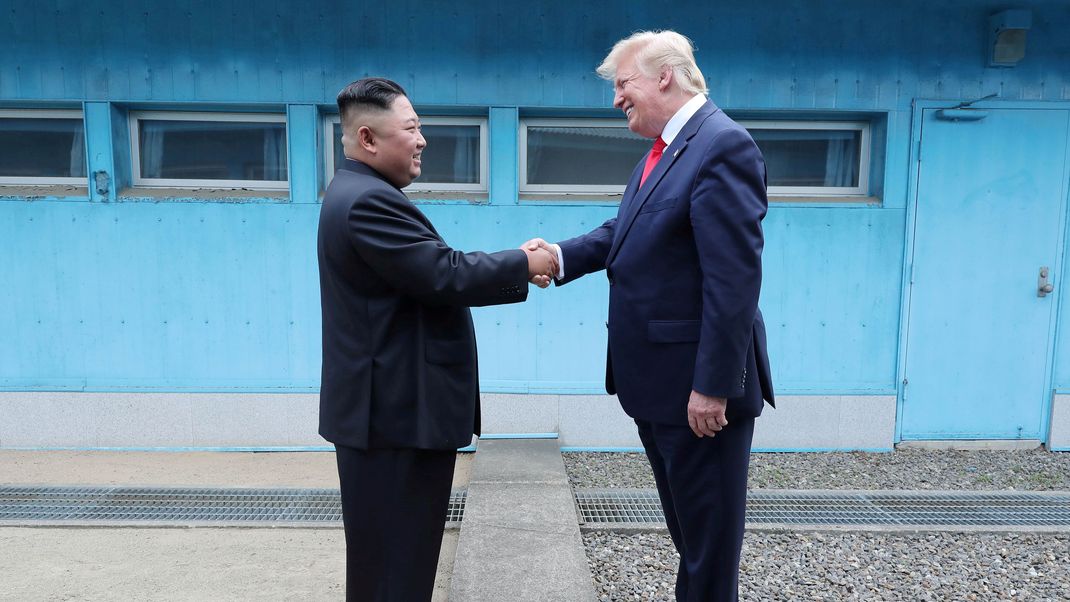 Laut einem nordkoreanischen Ex-Diplomaten bereitet sich Machthaber Kim Jong-un (l.) auf Nukleargespräche mit Donald Trump (r.) vor.