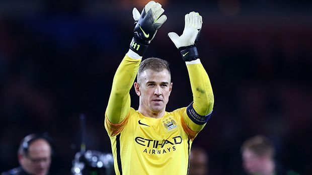 
                <strong>Joe Hart</strong><br>
                Joe Hart: Der Torwart ist eine Institution bei Manchester City. Dennoch reißen die Gerüchte um einen neuen Mann im Kasten nicht ab. Glaubt man Gerüchten der spanischen "Sport", will Pep Guardiola Barcas Claudio Bravo nach England holen. Auch eine Verpflichtung von Bravo-Konkurrent Marc-Andre ter Stegen steht laut englischen und spanischen Berichten im Raum.
              