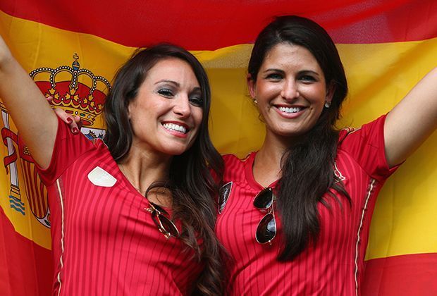 
                <strong>Verrückt, sexy, skurril: Fans in Brasilien</strong><br>
                Diese beiden Schönheiten haben auf jeden Fall das richtige Stadion gefunden. Und die richtige Flagge. Nur das Trikot könnte etwas kleine sein, oder?
              