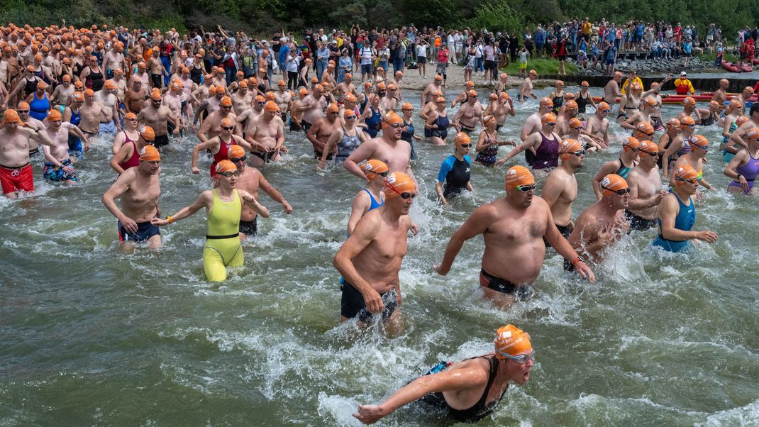 Beim 59. Internationalen Sundschwimmen starteten von Altefähr (auf der Insel Rügen, Mecklenburg-Vorpommern) mehr als 1.000 Schwimmer:innen zu einem Schwimmwettkampf nach Stralsund.