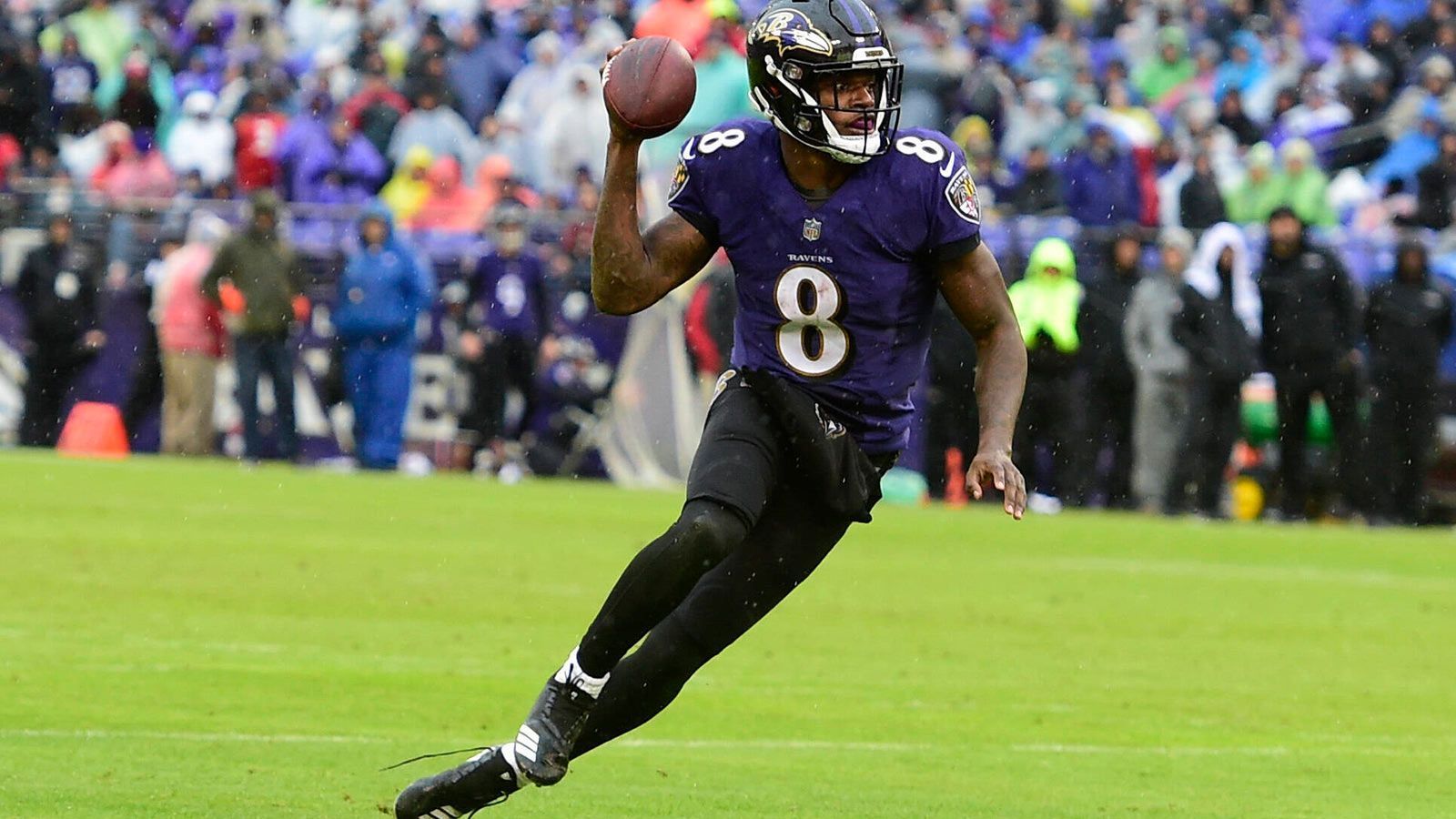 
                <strong>Lamar Jackson (Pick 32 im Draft 2018, Baltimore Ravens)</strong><br>
                In seinem zweiten Jahr wurde Lamar Jackson von den Baltimore Ravens zum Starter befördert und direkt zum MVP der NFL gewählt. Obwohl der heute 26-Jährige seitdem konstant gute Leistungen zeigt, tun sich beide Seiten mit einer Vertragsverlängerung schwer. Seine Verletzungsprobleme dürften ein Grund sein, warum es nicht richtig voran geht.&#x2022; Aktuelle Situation: Starter bei den Baltimore Ravens<br>&#x2022; 61 Spiele von Beginn an (45-16)<br>&#x2022; 12.209 Passing Yards und 4.437 Rushing Yards<br>&#x2022; 101 Passing TDs und 24 Rushing TDs bei 38 INTs<br>&#x2022; 63,7 Prozent Passgenauigkeit und 6,1 Yards pro Lauf<br>
              