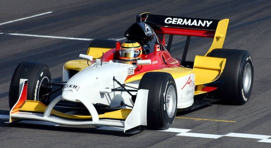 
                <strong>Das ist DTM-Experte Timo Scheider</strong><br>
                Er verabschiedete sich für ein Jahr aus der DTM, empfahl sich aber 2005 mit Erfolgen für eine Rückkehr. In der FIA GT Meisterschaft wurde er Zweiter, das 24h-Rennen in Spa-Francorchamps gewann er. Im Winter 2005/2006 trat er zudem in der A1GP-Serie an. 
              