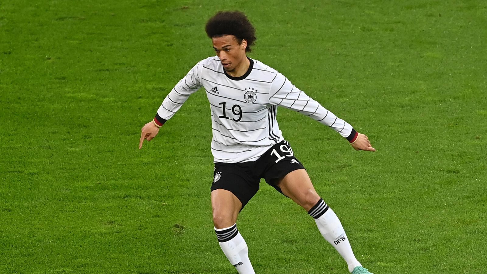 
                <strong>Leroy Sane</strong><br>
                Wurde in der 61. Minute eingewechselt und muss in der 65. Minute eigentlich das 7:0 machen, verzieht aber aus wenigen Metern. Knappe zehn Zeigerumdrehungen später aber aus kurzer Distanz erfolgreich. Weniger ballverliebt als sonst, zudem lauffreudiger. Ein verbesserter Auftritt im Vergleich zum Dänemark-Spiel. ran-Note: 3
              