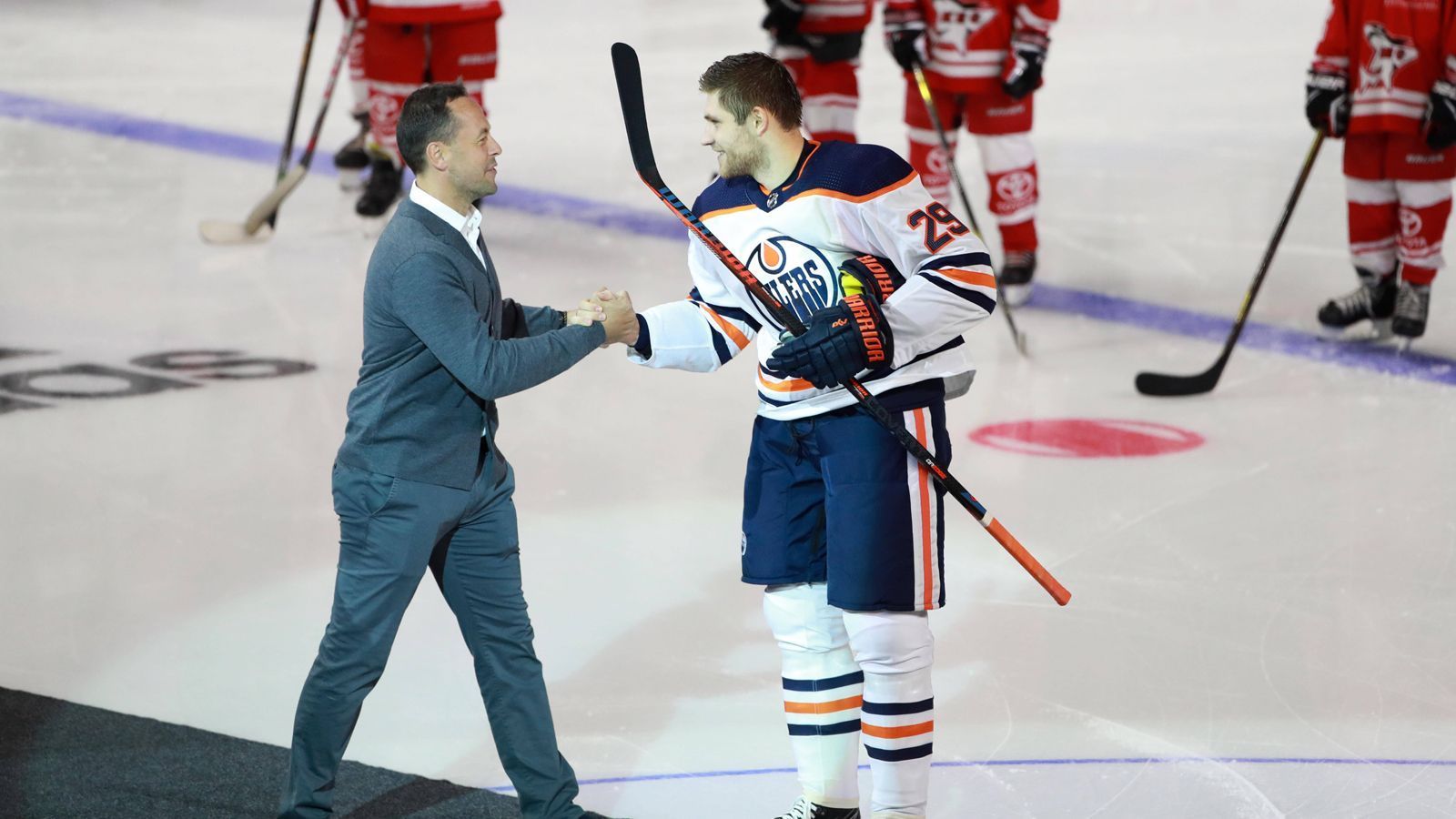 <strong>Die Rekorde und Meilensteine von Leon Draisaitl</strong><br>
                Über viele Jahre war Marco Sturm (Foto, links) der offensiv erfolgreichste deutsche NHL-Spieler der Liga-Geschichte, ihm gelangen in seiner aktiven Zeit 242 Tore und 487 Scorer-Punkte. Leon Draisaitl hat diese Bestmarken mittlerweile durchbrochen. 332 Tore bzw. 809 Punkte (Stand: 18.02.2024) sind Bestwerte für einen Deutschen.