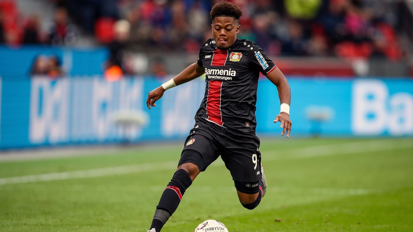 
                <strong>Leon Bailey (Jamaika)</strong><br>
                England, Belgien, Deutschland - zuletzt wurde Leverkusens Leon Bailey mit zahlreichen Fußball-Verbänden in Verbindung gebracht, für die der 21 Jahre alte Offensivspieler von Bayer Leverkusen mutmaßlich spielen könnte. Letztlich entschied sich der Flügelflitzer jetzt aber doch für sein Geburtsland Jamaika. Laut "Kicker" folgte Bailey der Einladung - trotz des angeblich angespannten Verhältnisses zwischen seinem Berater und Stiefvater Craig Butler und dem jamaikanischen Verband. Ein Grund könnte sein, dass England aufgrund von Formalien schon mal rein rechtlich keine Option mehr sein soll. Da seine englischen Großeltern nicht auf der Insel geboren wurden, habe auch Bailey keine Anspruch auf einen englischen Pass.
              