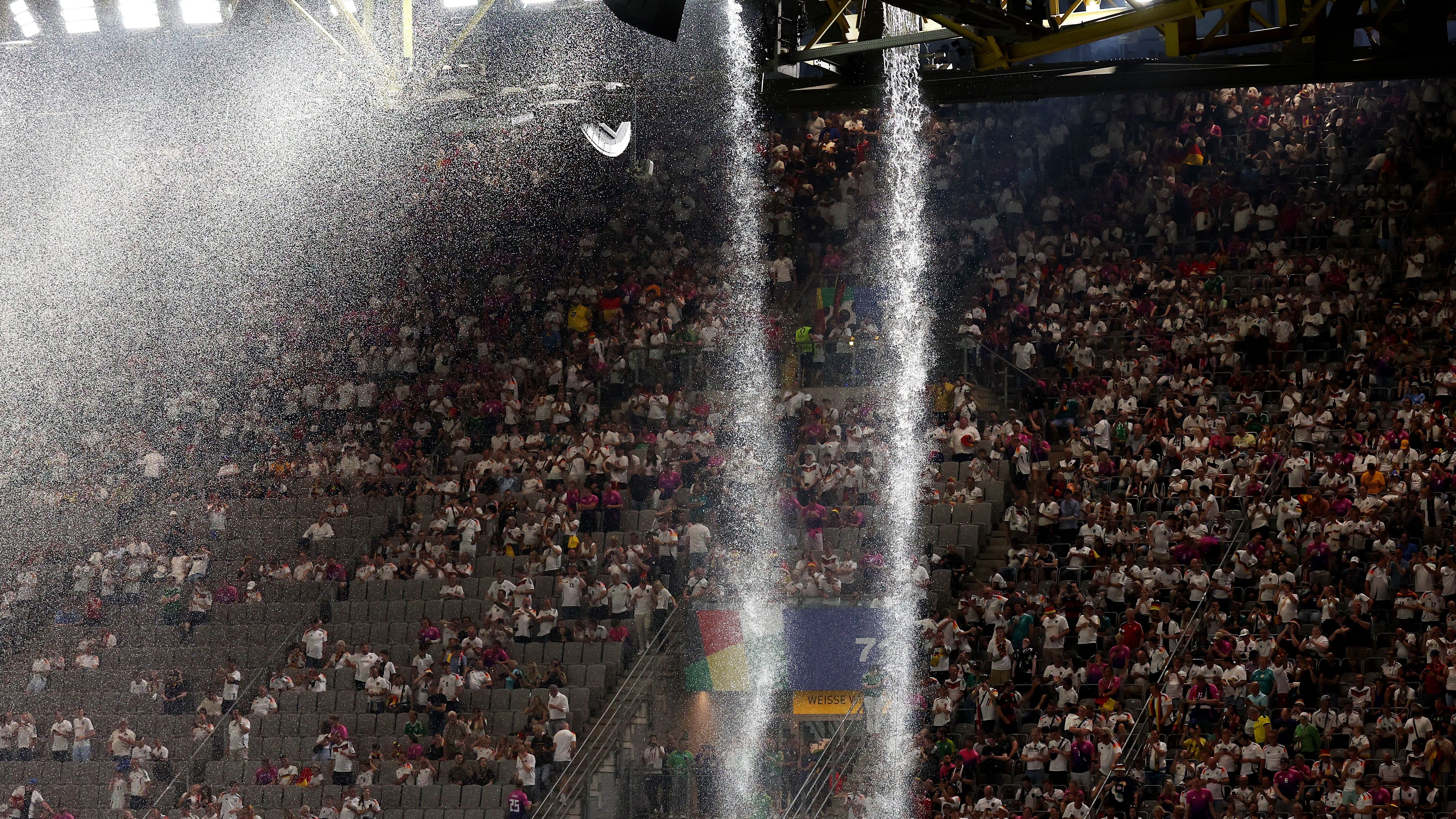 <strong>"Wasserfall" vom Stadiondach</strong><br>Auf der Tribüne hinter dem Tor prasselten heftige Wassermassen vom Stadiondach direkt auf die Tribünen, die sich natürlich schnell leerten.