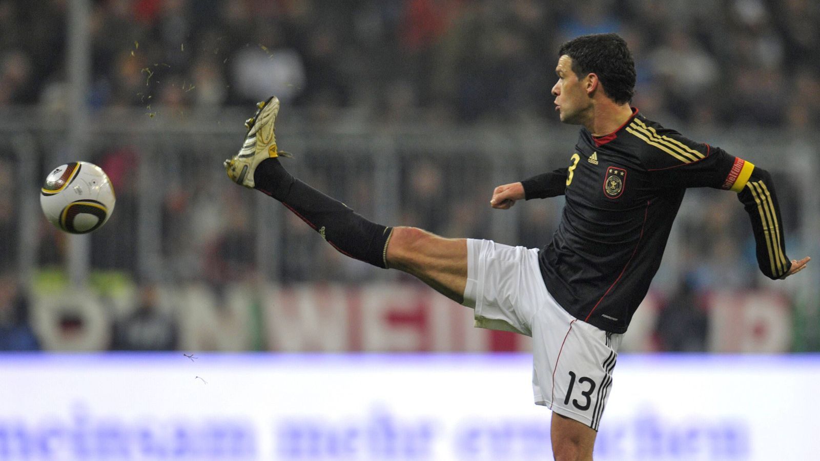 
                <strong>2010 verletzt ausgefallen: Michael Ballack (FC Chelsea)</strong><br>
                Im englischen Pokalfinale kurz vor der WM foult Kevin-Prince Boteng den deutschen Mannschaftskapitän übel und verletzt ihn. Als bekannt wird, dass Ballack nicht mehr rechtzeitig zur WM fit wird, gibt es auf allen TV-Kanälen Sondersendungen. Wie soll es bei dieser WM ohne den Capitano nur weitergehen? Für Deutschland geht es gut weiter, Philipp Lahm übernimmt das Kapitänsamt, Deutschland wird mit herzerfrischendem Hurra-Fußball Dritter. Für Michael Ballack dagegen gibt es nach 98 Länderspielen kein Comeback mehr. Er läuft nie wieder für Deutschland auf.
              