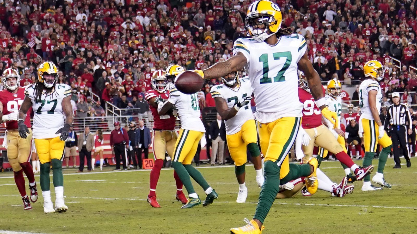 
                <strong>Wide Receiver: Davante Adams</strong><br>
                Ähnlich wie Freeman ist Davante Adams nach überstandener Verletzung wieder vollständig fit und zeigte mit zwei Touchdowns bereits gegen die Giants, dass Rodgers wieder vollständig auf seinen Star-Receiver baut. Adams hat in seinen letzten vier Auftritten immer mindestens zehn Targets gesehen und wird auch gegen die Redskins Rodgers Lieblingsanspielstation sein. 
              