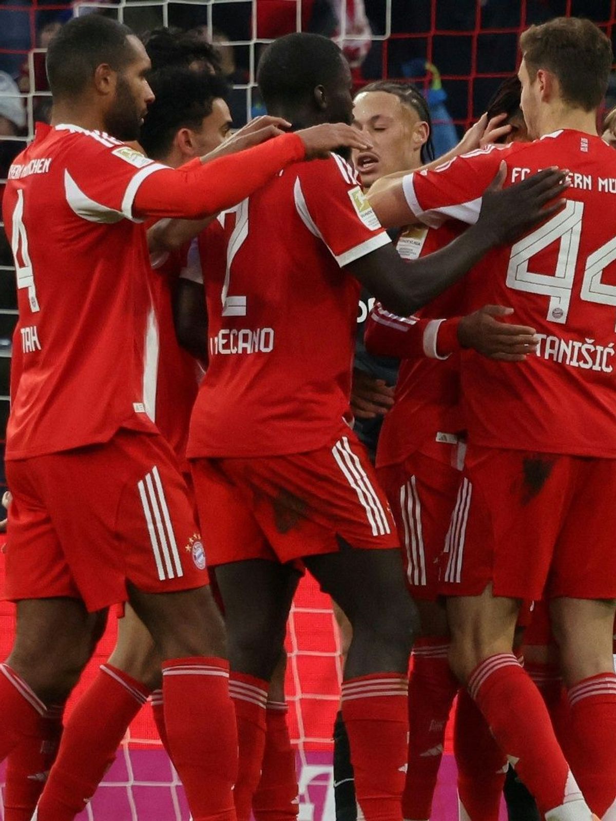 Die Bayern bejubeln Torschütze Michael Olise