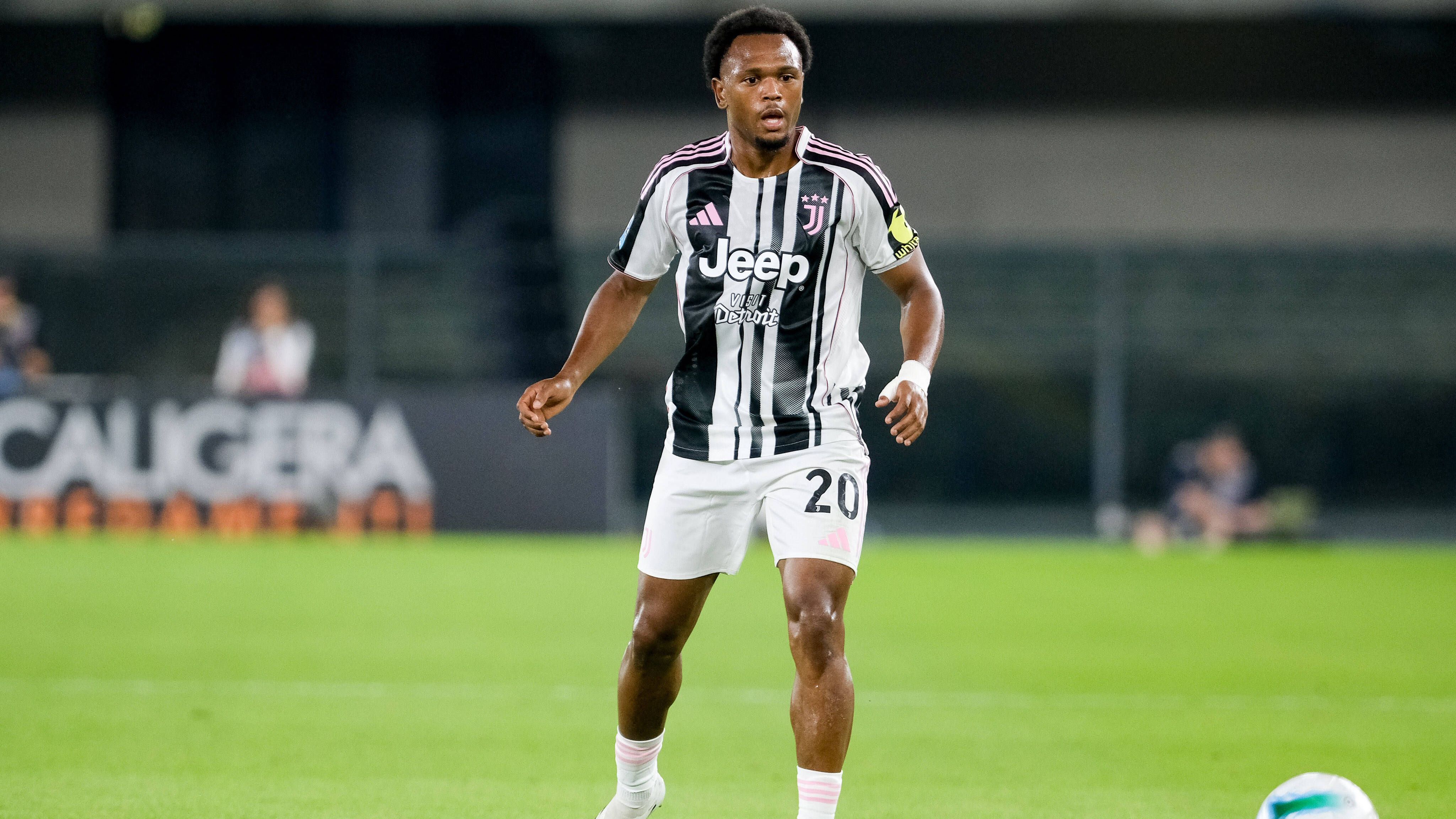 <strong>Lois Openda (Juventus Turin)</strong><br>Openda fand erst kurz vor Transferschluss den Weg nach Turin und benötigt folgerichtig noch ein wenig Zeit. Bislang stand der Belgier nur im Spiel gegen den BVB in der Startelf, blieb beim kuriosen 4:4 aber eher blass. Ansonsten fungierte er als Joker, ist bis jetzt aber noch ohne Torbeteiligung. Zudem hat er das Pech, dass Dusan Vlahovic aktuell wieder knipst.