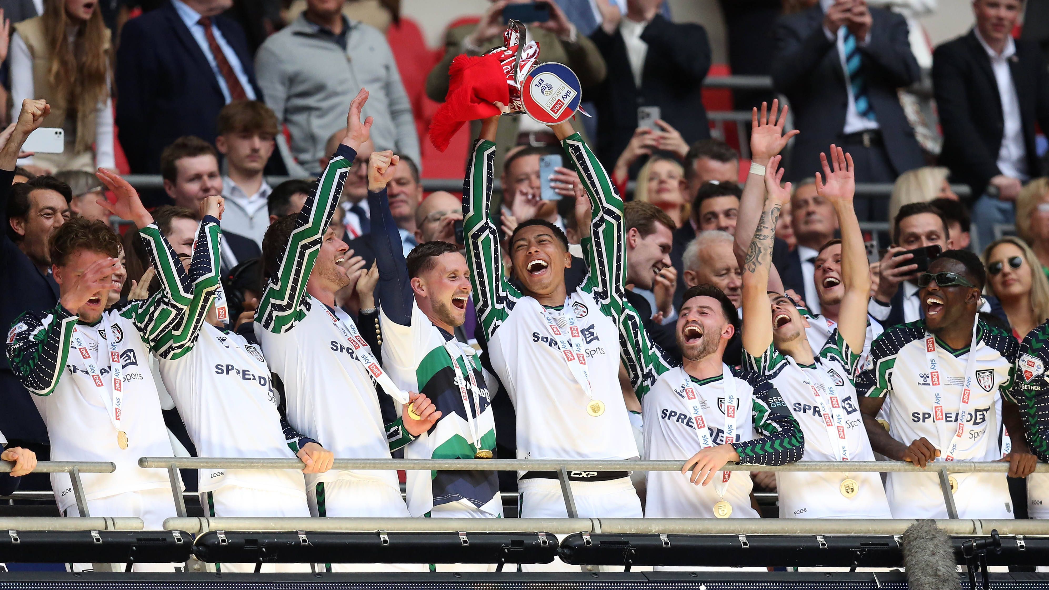 <strong>Playoffs um den Aufstieg: AFC Sunderland (England)</strong><br>Auch in England finden Playoffs um den dritten Aufstiegsplatz für die Premier League statt. Dabei traf im Finale Sheffield United auf AFC Sunderland. Letztgenanntes Team setzte sich in einem spektakulären Spiel - der entscheidende Treffer zum 2:1-Sieg fiel in der 95. Minute - durch und steht als Aufsteiger fest. Sheffield verpasst den direkten Wiederaufstieg dagegen auf tragische Art und Weise.