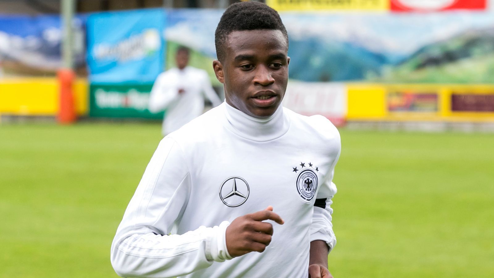 
                <strong>Youssoufa Moukoko gibt DFB-Comeback: Seine Mega-Zahlen der Saison</strong><br>
                Im Trikot der Jugend-Nationalmannschschaft soll er nun auch wieder knipsen. Erstmals wurde Youssoufa Moukoko im August 2017 für die deutsche U16 nominiert. Sein Debüt im Nationaltrikot gab er am 11. September 2017 gegen Östereich im Alter von zwölf Jahren. In seinen vier Spielen für die U16 (je zwei Mal gegen Österreich und Belgien) erzielte der Teenager drei Treffer. In der Qualifikation zur U19-Europameisterschaft kann er seine Statistiken nun weiter ausbauen. Und auch sein Debüt als Bundesligaprofi für den BVB könnte für den Youngster schneller kommen, als ursprünglich gedacht, denn…
              