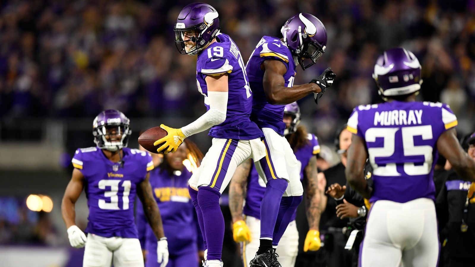 
                <strong>Minnesota Vikings: 12 Siege (1969)</strong><br>
                Bilanz nach der Regular Season: 12-2Playoffs: 7:23 im Super Bowl verloren (vs. Chiefs) 
              