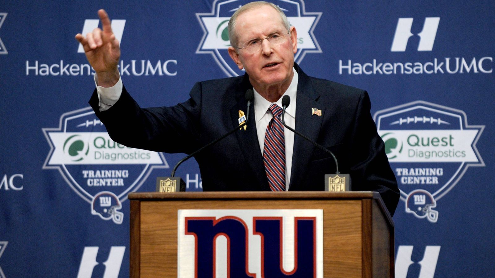 
                <strong>Tom Coughlin</strong><br>
                Der langjährige Head Coach ist in New York eine Legende und gewann mit den Giants gleich drei Mal den Super Bowl. Zuletzt war er bei den Jacksonville Jaguars tätig als sogenannter Executive VP of Football Operations.
              