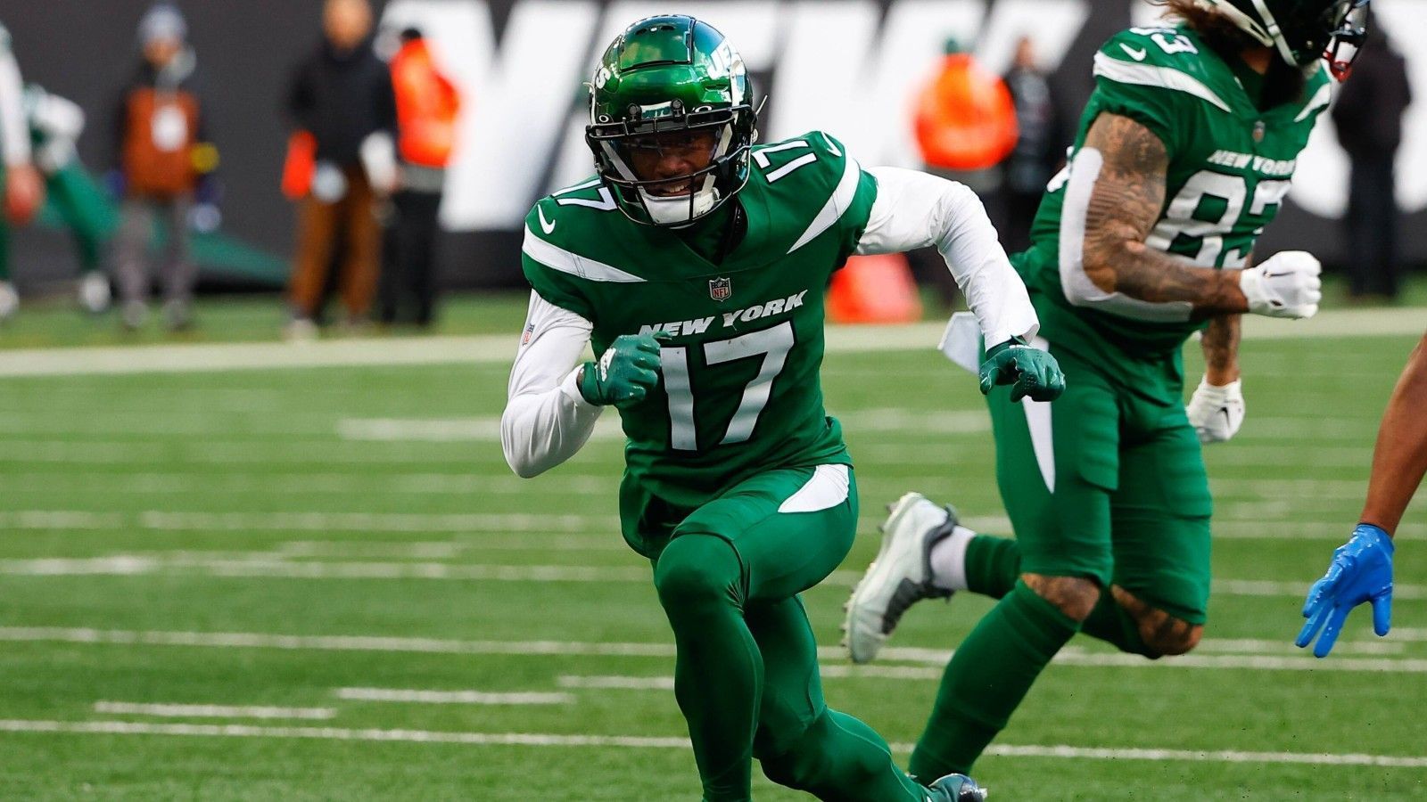 
                <strong>Platz 14: New York Jets</strong><br>
                &#x2022; Starter: Garrett Wilson, Allen Lazard, Mecole Hardman<br>&#x2022; Backups: Corey Davis, Denzel Mims, Randall Cobb<br>Garrett Wilson legte eine phänomenale Rookie-Saison hin und befindet sich auf dem aufsteigenden Ast. Allen Lazard kennt Rodgers bestens aus Packers-Zeiten. Gleiches gilt für Randall Cobb. Denzel Mims und Mecole Hardman bringen spannende physische Anlagen mit, besonders Mims konnte bisher aber keinen Starter-Posten für sich sichern. Corey Davis galt lange als Kandidat für eine Entlassung, sollte er in der kommenden Spielzeit für die Jets auflaufen, ist er ein weiterer erfahrener Receiver.  
              