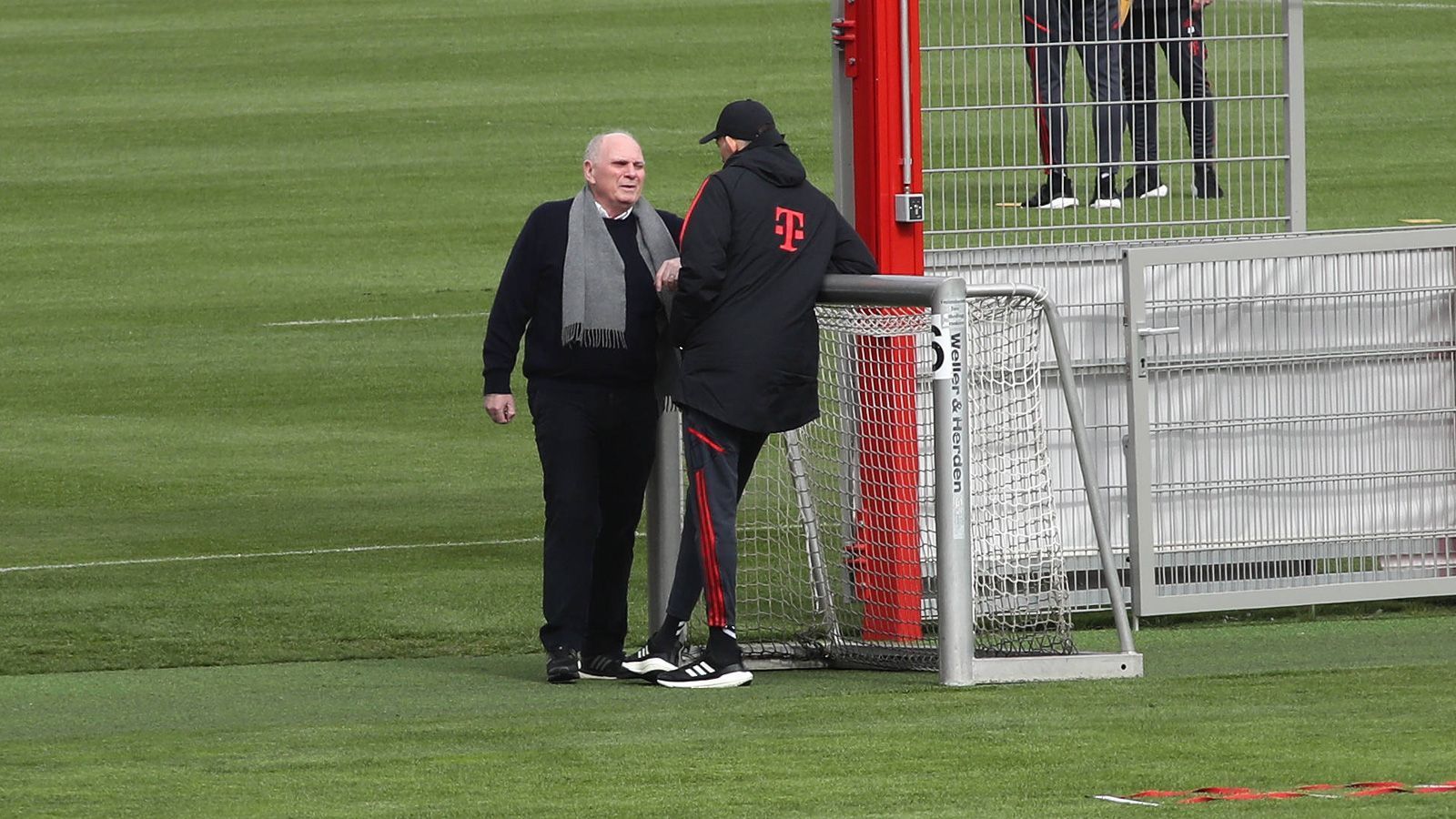 
                <strong>Uli Hoeneß trifft Thomas Tuchel beim Bayern-Training</strong><br>
                Der Trainer-Wechsel von Tuchel zu Nagelsmann hatte keine Besserung gebracht. Nur zwei von sechs Spielen konnten die Bayern unter Tuchel gewinnen. Das Verhältnis von Tuchel und Hoeneß soll aber gut sein, der Trainer berichtete kürzlich, dass er schon vor seinem Engagement in München mit Hoeneß in Kontakt getreten sei.
              