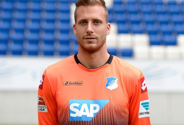 
                <strong>TSG 1899 Hoffenheim Torwarttrikot</strong><br>
                Bei der neuen Nummer eins, Oliver Baumann, geht es etwas farbenfroher zu. Zu der Grundfarbe Orange kommt noch ein blauer Farbverlauf.
              