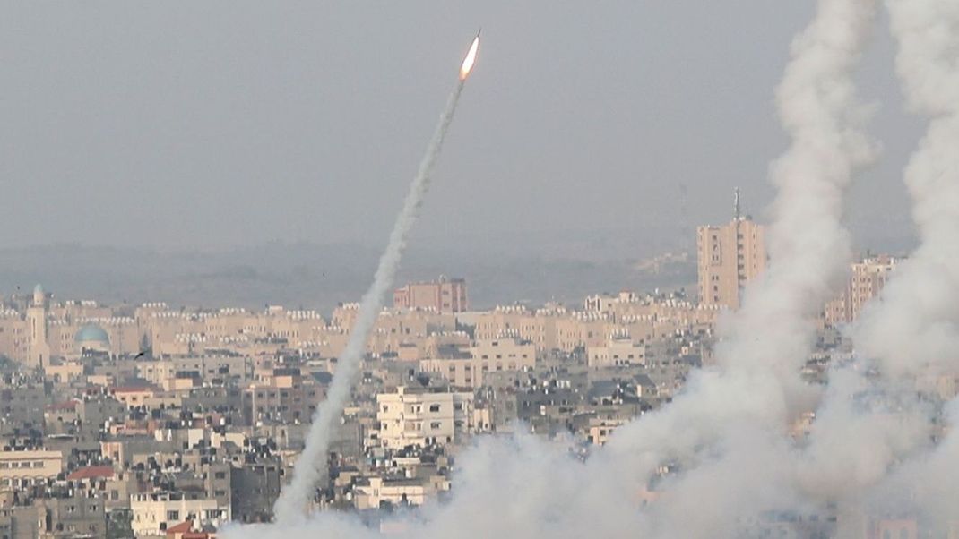 Raketen werden von palästinensischen Militanten auf Israel abgefeuert.