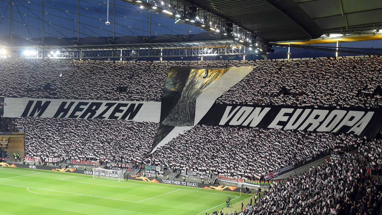 
                <strong>Die Europa League winkt</strong><br>
                ... der DFB-Pokal die letzte Chance auf Europa ist. In den letzten beiden Jahren erlebte die Eintracht magische Nächte in der Europa League, die nicht nur die Frankfurter Fans verzauberten. In der Bundesliga ist der Zug fürs internationale Geschäft abgefahren, in der Europa League dürfte es nach dem 0:3 im Hinspiel gegen Basel auch nicht mehr weitergehen. Wenn die Eintracht in der kommenden Saison also wieder international spielen will, muss ein Sieg gegen Bayern her.
              