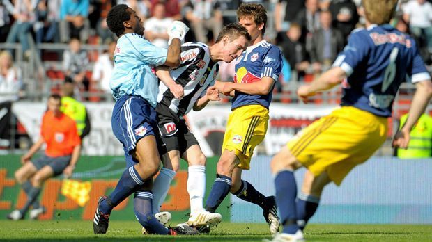 
                <strong>Eddie Gustafsson (Red Bull Salzburg)</strong><br>
                Eddie Gustafsson (Red Bull Salzburg): Der Schwede war in der Saison 2009/2010 in der Form seines Lebens, bis im April 2010 das Schicksal zuschlug. Bei einem äußerst unglücklichen Zusammenprall mit dem Linzer Stürmer Lukas Kragl brach sich Gustafsson das Schien- und Wadenbein. Erst im Januar 2011 konnte der Keeper wieder spielen, fand aber nie mehr zu jener Form, die ihn vor der Verletzung zu besten Keeper in der österreichischen Bundesliga machte.
              