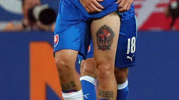 
                <strong>Marek Hamsik (Slowakei)</strong><br>
                Seinen linken Oberschenkel ziert ein buntes Wappen. Auf seine Schienbeine ließ er jeweils Schriftzüge stechen.
              