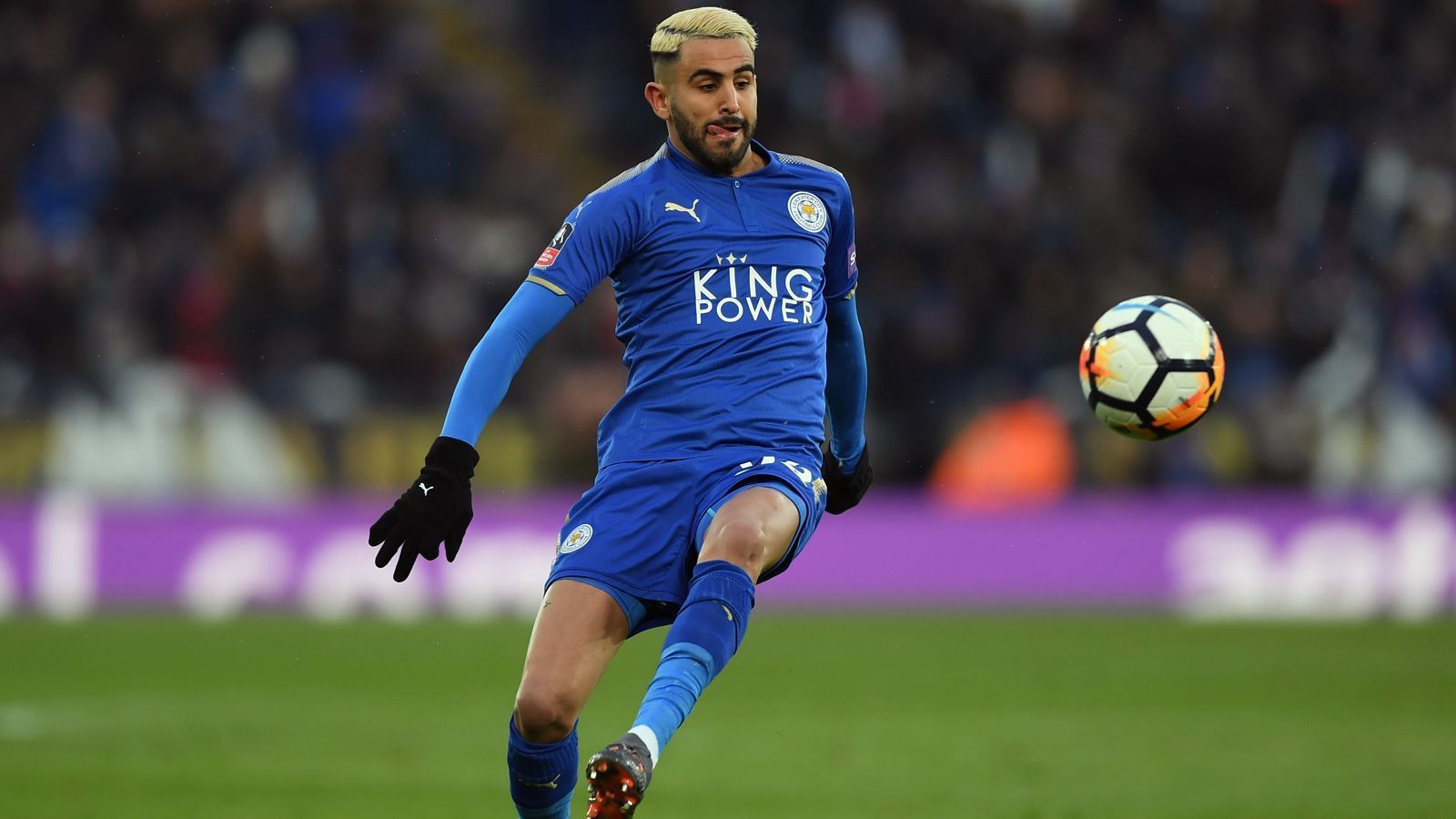 <strong>Riyad Mahrez</strong><br> Im Januar 2018 rechneten eigentlich alle Experten damit, dass der damalige Leicester-Star Riyad Mahrez bei Manchester City landen würde, doch der Transfer ging dann doch nicht planmäßig über die Bühne. Darüber schien der algerische Nationalspieler so verärgert gewesen zu sein, dass er zwei Wochen in den Streik trat. Im Sommer 2018 wechselte der Flügelflitzer mit einer halbjährigen Verspätung doch noch zu Pep Guardiolas Team.