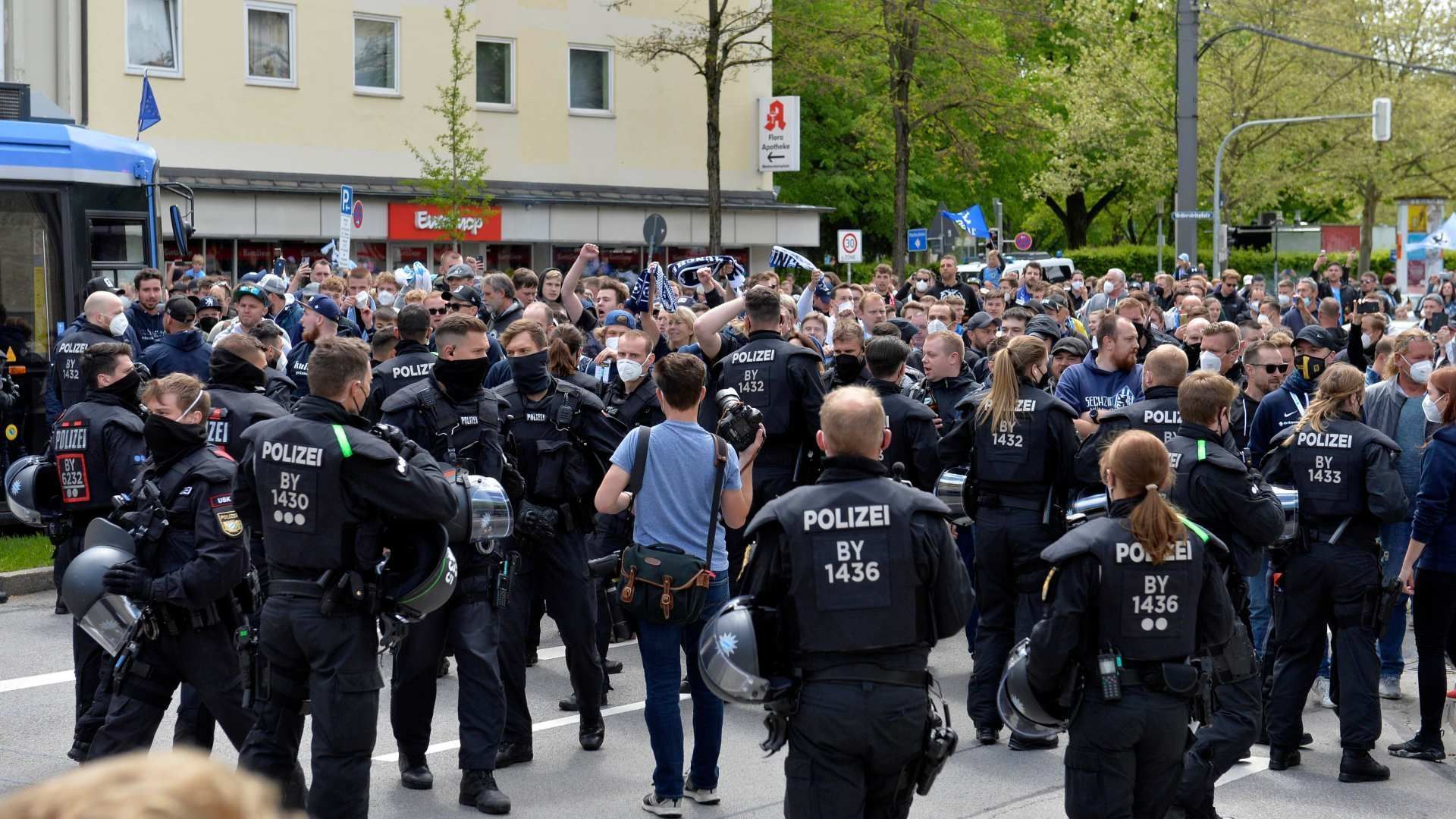 
                <strong>Hohe Polizeipräsenz</strong><br>
                Damit es zu keinen Ausschreitungen kommt und die Corona-Regeln weitestgehend eingehalten werden, herrschte schon seit den Morgenstunden eine hohe Polizeipräsenz rund um das Stadion.
              