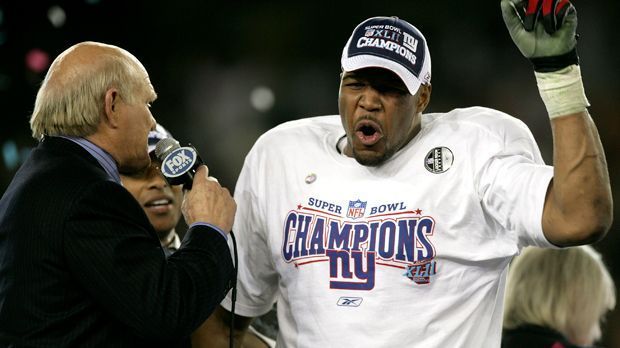 
                <strong>Michael Strahan (New York Giants)</strong><br>
                Michael Strahan (Super Bowl XLII): Der Defensive End ist zu seiner aktiven Zeit das Herz der Verteidigung bei den New York Giants. Strahan gewinnt mit den Gmen 2008 den Super Bowl gegen die New England Patriots - und verhindert so die Perfect Season des Bostoner Klubs. Danach sagt er im Alter von 36 Jahren "Good bye".
              