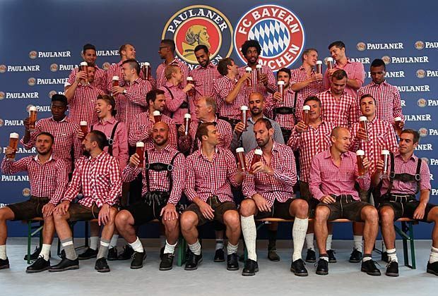 
                <strong>FC Bayern beim Paulaner-Shooting</strong><br>
                Beim traditionellen Teamfoto bildet das Trainerteam um Pep Guardiola das Zentrum. Der Spanier hat sich in seinem zweiten Jahr beim FC Bayern München bereits an die bayrischen Traditionen gewöhnt.
              